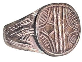 Μεσαιωνική, εποχή σταυροφόρων Μπρούντζος, Ενδιαφέρον δαχτυλίδι με αστέρι του Belén - 18 mm - Αιώνες 11ου/13ου π.Χ. Δαχτυλίδι  (χωρίς τιμή ασφαλείας) #2.1