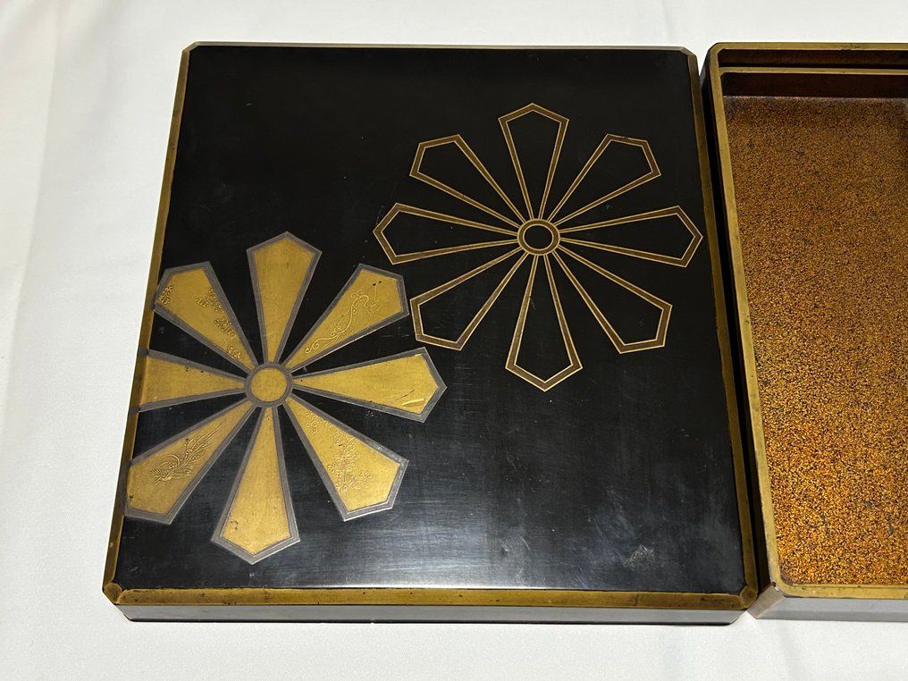 Suzuribako 硯箱 (writing box) - 盒 - 精致的古董苏子箱，配以梨子漆和两个特殊的八角图案蒔绘设计 - 木, 金色 - flower/phoenix/box #3.2