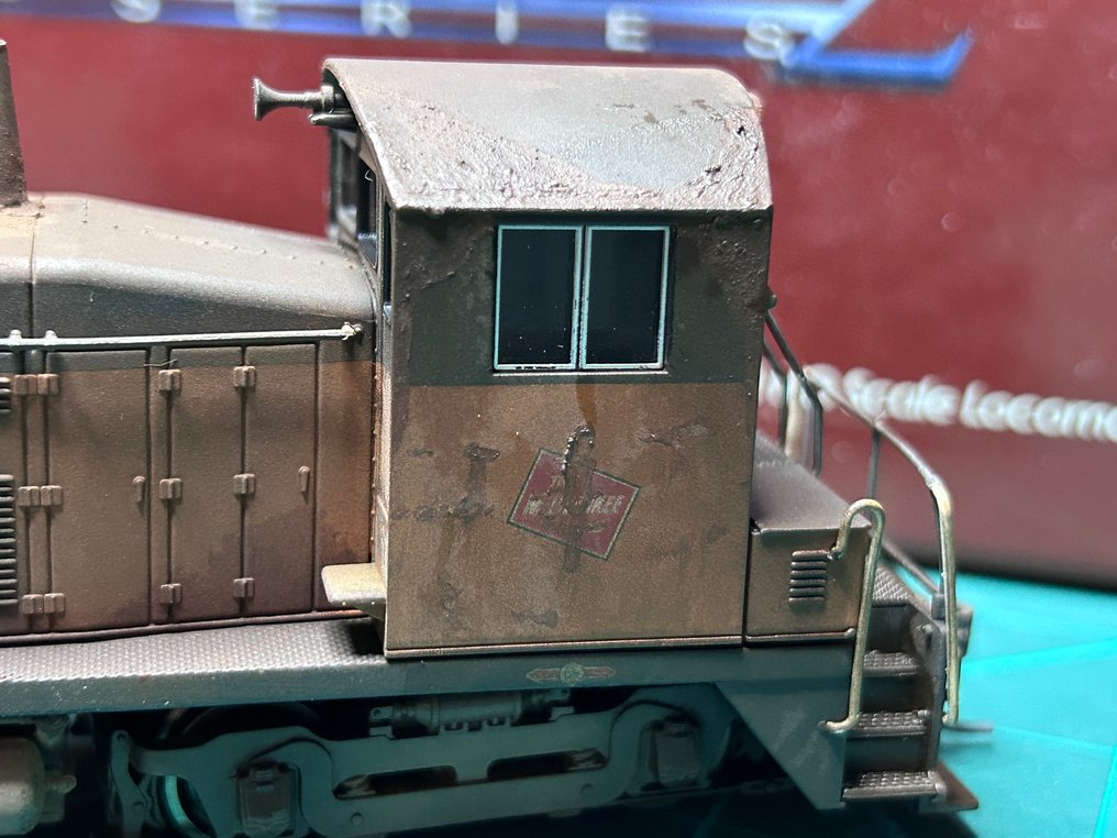 Broadway ltd H0 - 2648 - Πετρελαιοκίνητη-ηλεκτροκίνητη μηχανή τρένου (1) - EMD SW7 - Milwaukee Road #4.3