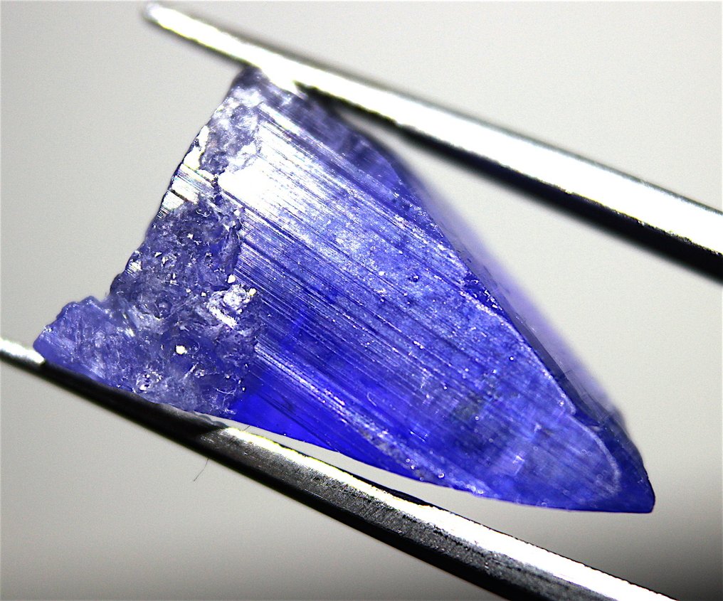9.50 Ct. Excellent Transparent Blue Tanzanite from Collection - Height: 18 mm - Width: 111 mm- 1.9 g #1.0