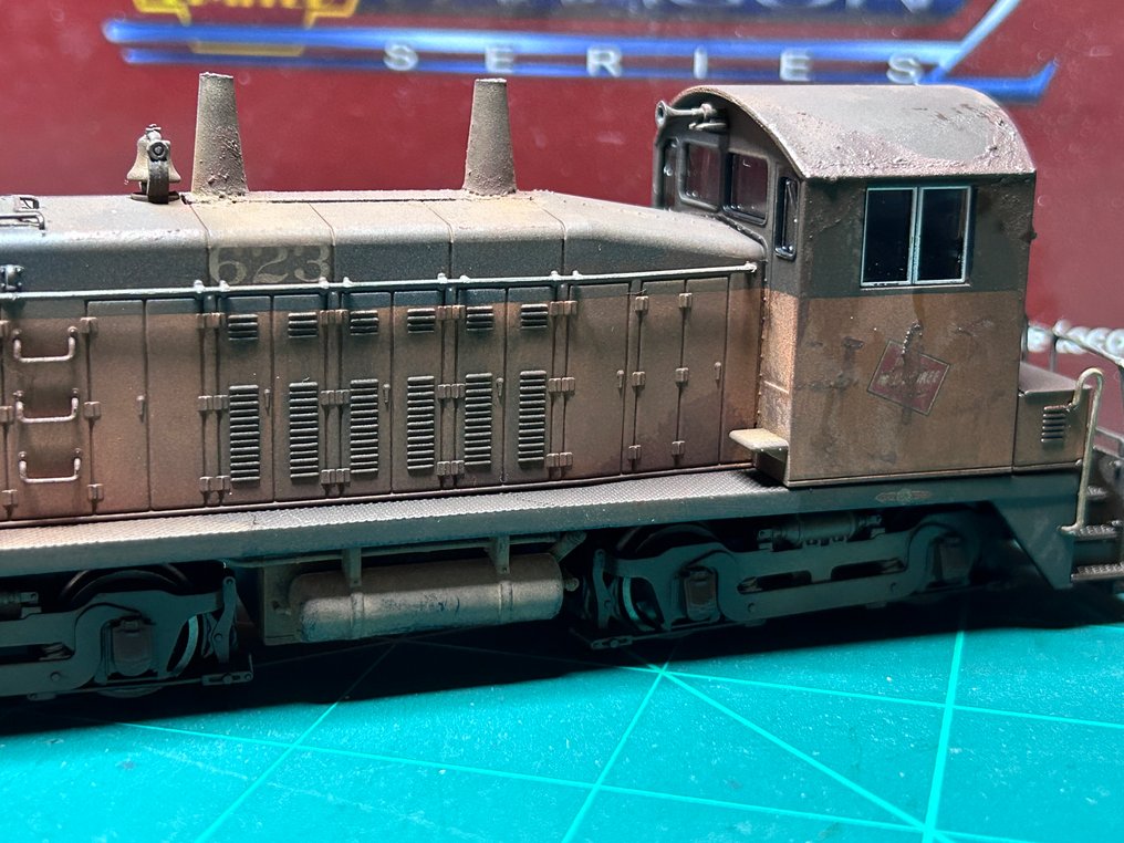 Broadway ltd H0 - 2648 - Πετρελαιοκίνητη-ηλεκτροκίνητη μηχανή τρένου (1) - EMD SW7 - Milwaukee Road #3.2