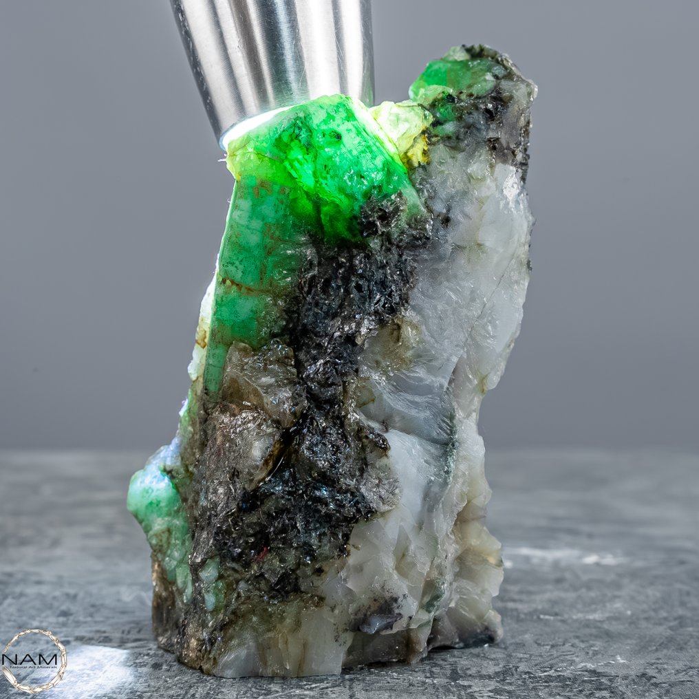 Natural emerald crystals on host rock from the legendary Muzo Mine in Colombia. An extraordinary find of special quality, 958.8 ct- 191.76 g #1.0