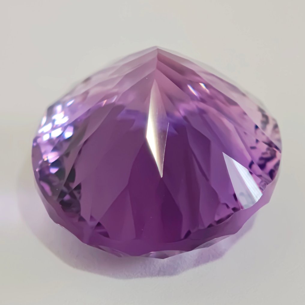 Ingen reservasjonspris Ametyst - 65.73 ct - Antwerpen laboratorium for edelsten testing (ALGT) - Intens lilla ametyst #4.3