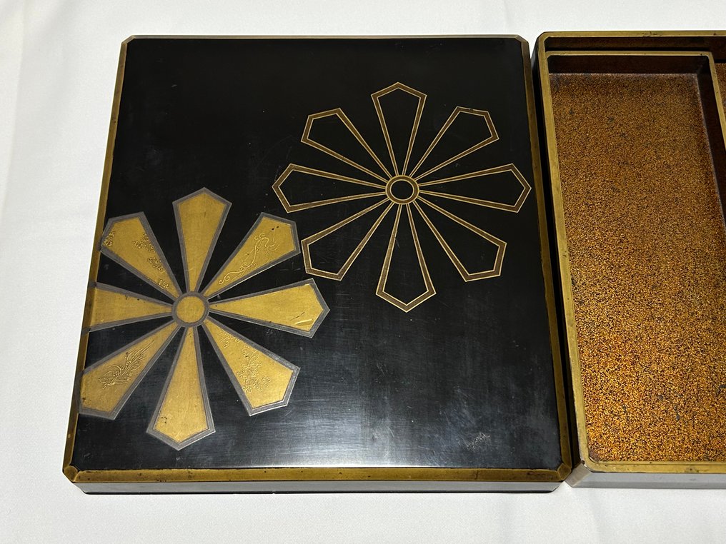 Suzuribako 硯箱 (writing box) - 盒 - 精致的古董苏子箱，配以梨子漆和两个特殊的八角图案蒔绘设计 - 木, 金色 - flower/phoenix/box #4.3