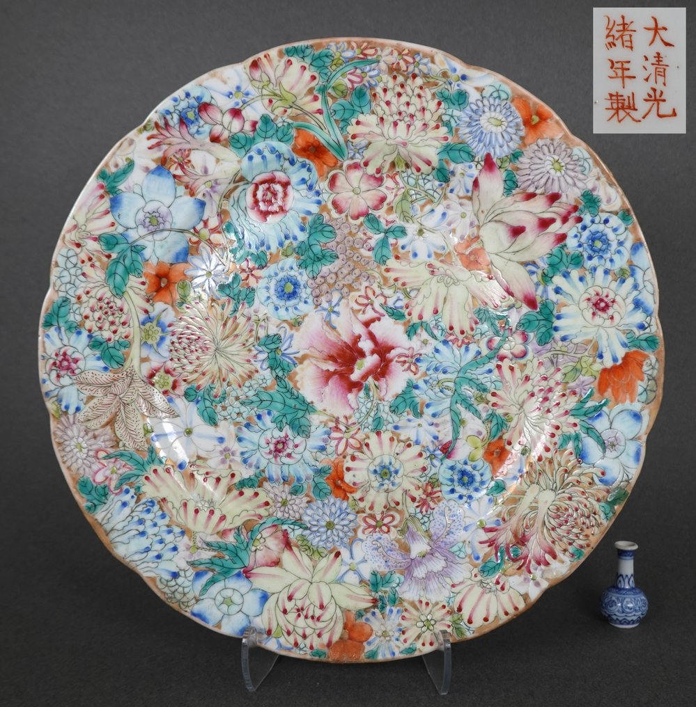 GUANGXU MARK AND PERIOD - Marked Da Qing Guang Xu Nian Zhi - Farfurie - Large Serrated Imperial Famille Rose Millefiore Plate with Apple Green Glazed Back - Guangxu Mark - Porțelan - Imperial Millefiore Plate #1.0