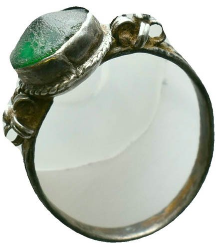 Μεσαιωνική Πλατά - Δαχτυλίδι με περιμετρική στερέωση, με πράσινο κρύσταλλο cabujón, 20 χιλιοστά. Δαχτυλίδι  (χωρίς τιμή ασφαλείας) #4.3