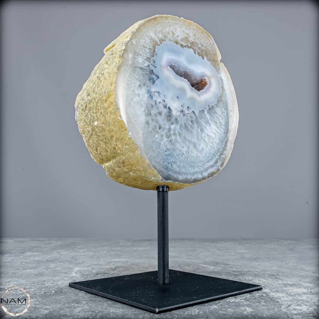 Természetes vágású geode chalcedony és agate Standon- 804.91 g #2.1