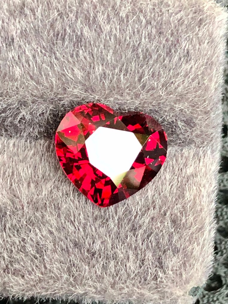 χωρίς τιμή ασφαλείας - 1 pcs Κόκκινο Γρανάτης - 5.98 ct - Διεθνής Ένωση Έγχρωμων Πολύτιμων Λίθων (ICA GemLab) - Ζωντανό κόκκινο #3.2