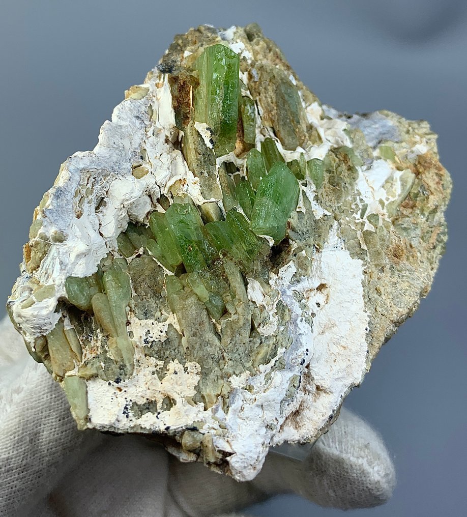 No Reserve peridot Esemplare - Altezza: 80 mm - Larghezza: 61 mm- 364 g - (9) #2.1