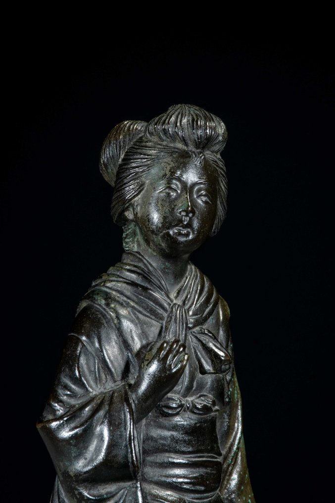 青銅色 - Signed 'Seiya saku' 誠谷作 - 一尊青铜日本年轻女子行走时携带葫芦形瓶的奥寄物 - 明治时期（19世纪后期） #4.3