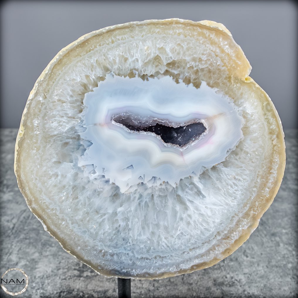 Természetes vágású geode chalcedony és agate Standon- 804.91 g #3.2