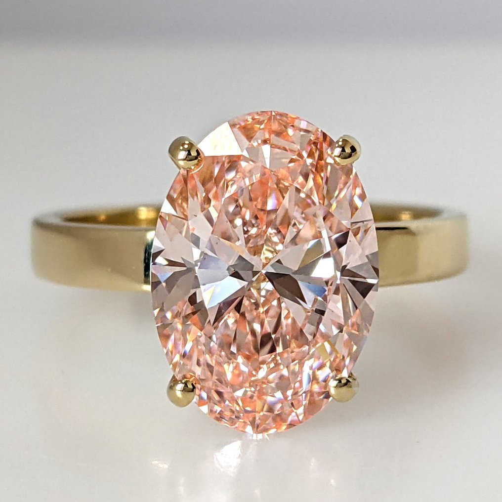 Engagement ring - 14 kt. Yellow gold - 4.53ct. tw. Pink Diamond (Fancy coloured lab-grown diamond) - FANCY VIVID PINK IGI #1.0