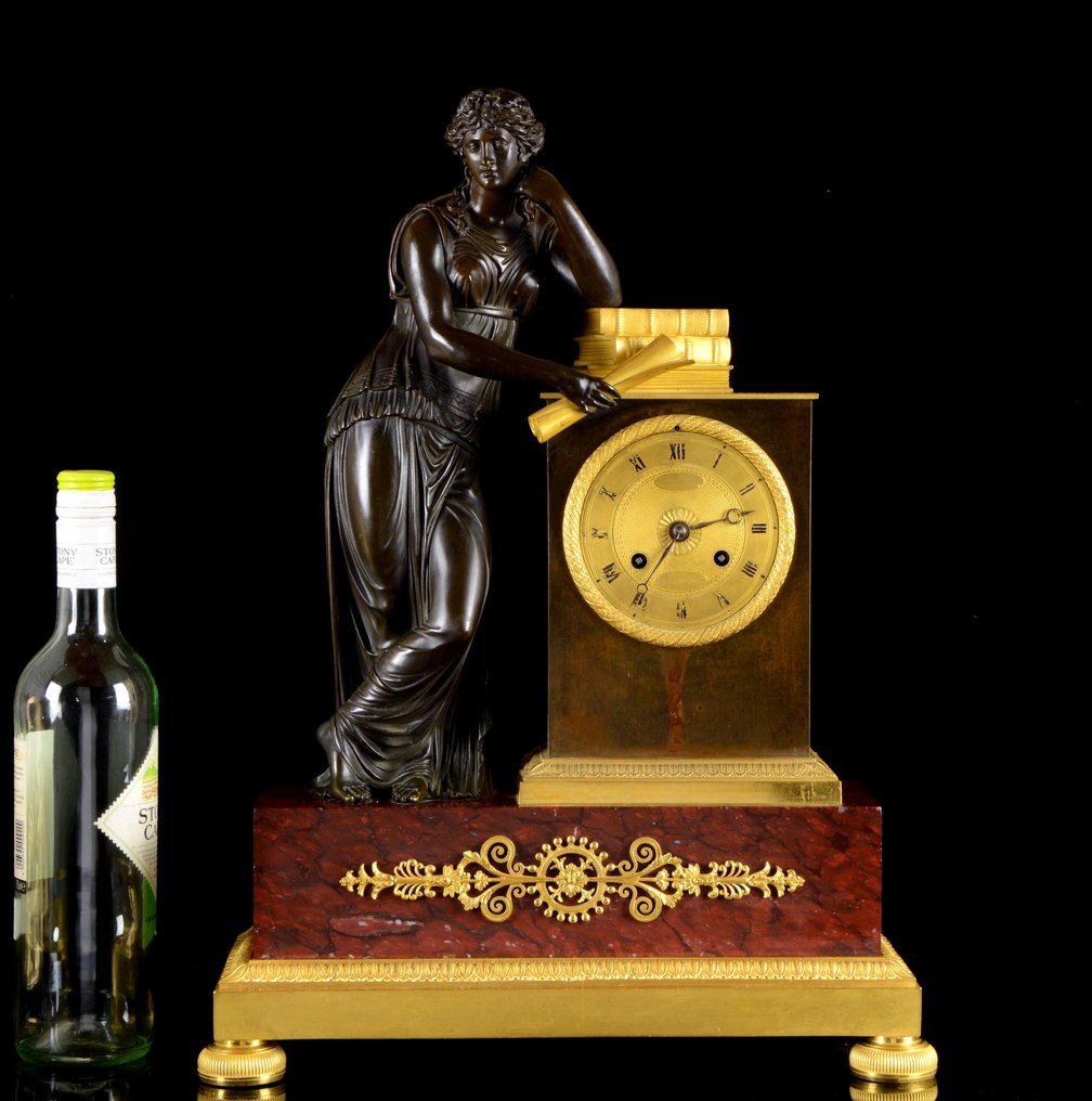 Manttelikello hahmoilla - Pierre-Victor Ledure (attributed) Keisarikunta Punainen marmori griotte, kultaus ja patinoitu pronssi. - 1805-1810 - Suuri (H:51,4 cm) - 'L'étude' #1.0