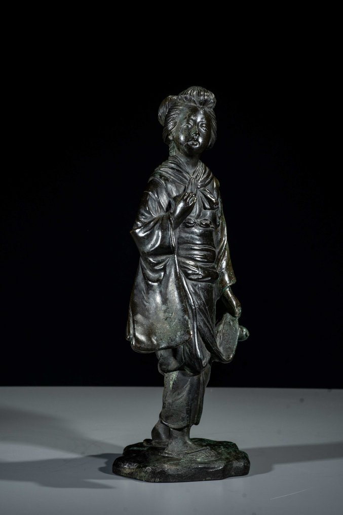 青銅色 - Signed 'Seiya saku' 誠谷作 - 一尊青铜日本年轻女子行走时携带葫芦形瓶的奥寄物 - 明治时期（19世纪后期） #3.2