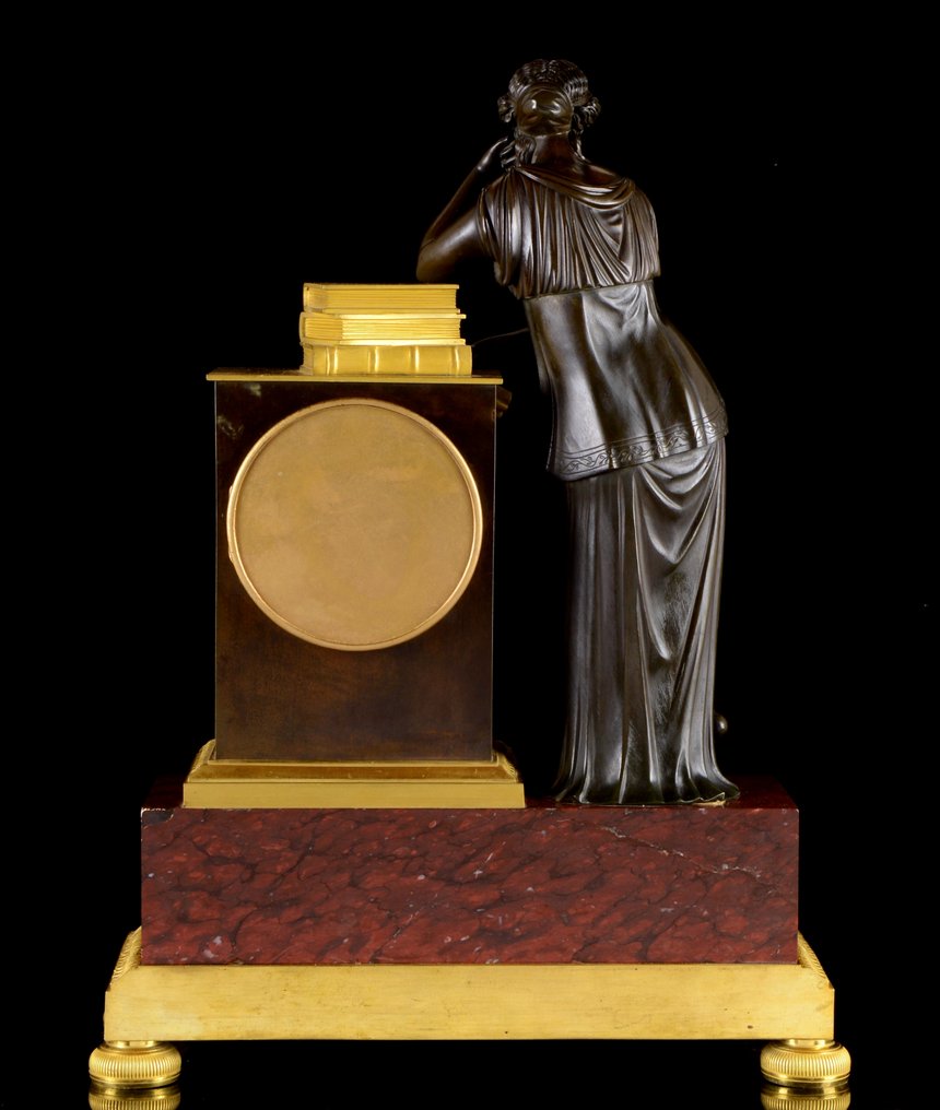 Manttelikello hahmoilla - Pierre-Victor Ledure (attributed) Keisarikunta Punainen marmori griotte, kultaus ja patinoitu pronssi. - 1805-1810 - Suuri (H:51,4 cm) - 'L'étude' #4.3