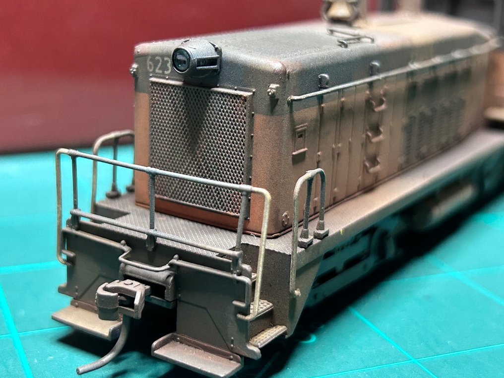 Broadway ltd H0 - 2648 - Πετρελαιοκίνητη-ηλεκτροκίνητη μηχανή τρένου (1) - EMD SW7 - Milwaukee Road #1.0