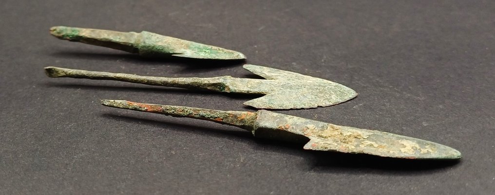 Âge du bronze Bronze Pointes de flèches barbelées - 80 mm (Sans prix de réserve) #3.2