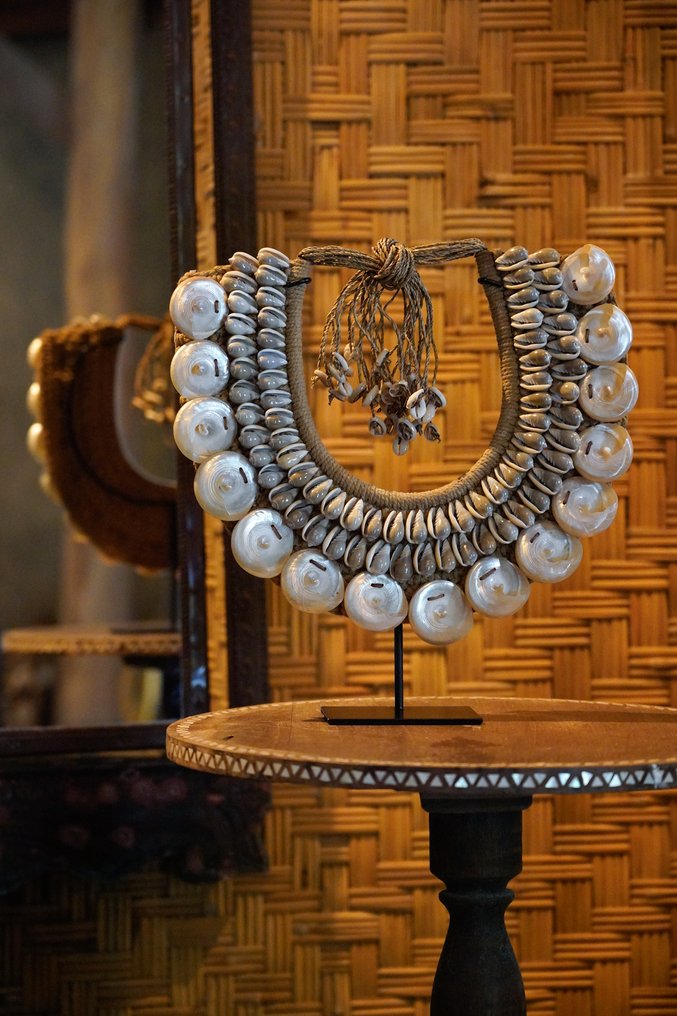 Διακοσμητικό στολίδι - NO RESERVE PRICE - SN21 - Decorative shell necklace on custom stand - Παπούα Νέα Γουινέα #2.1