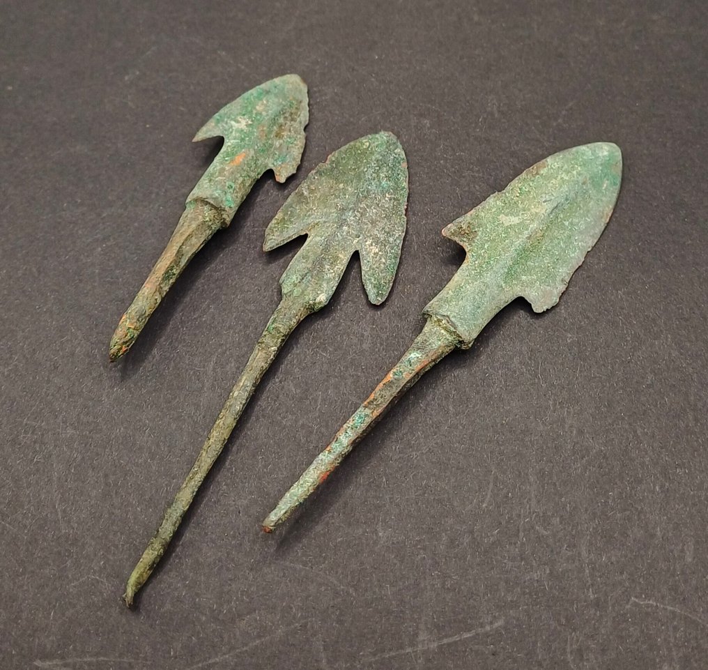 Âge du bronze Bronze Pointes de flèches barbelées - 80 mm (Sans prix de réserve) #2.1