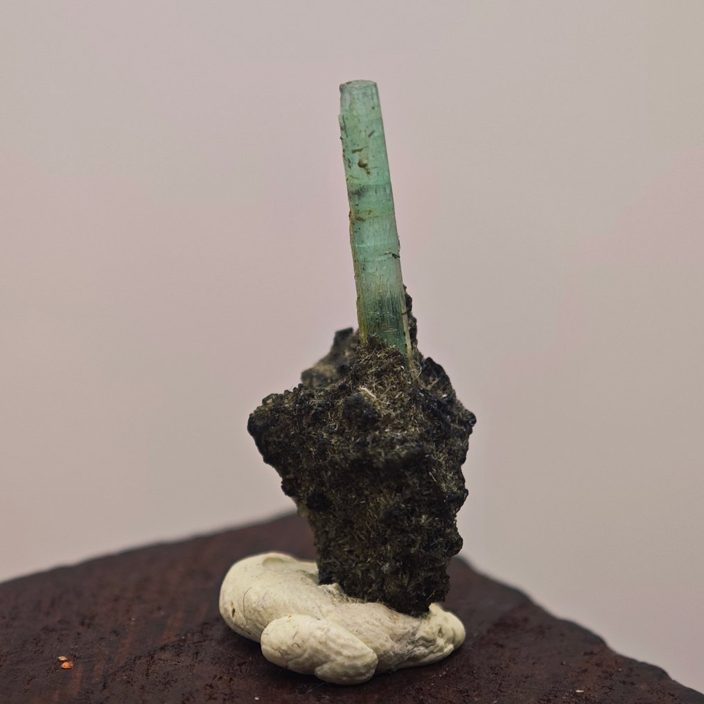 4,75 καρατίων TOP μακράς διάρκειας σμαράγδι. Κρύσταλλος πάνω σε Matrix!! - Ύψος: 24.8 mm - Πλάτος: 10.4 mm- 0.95 g #3.2