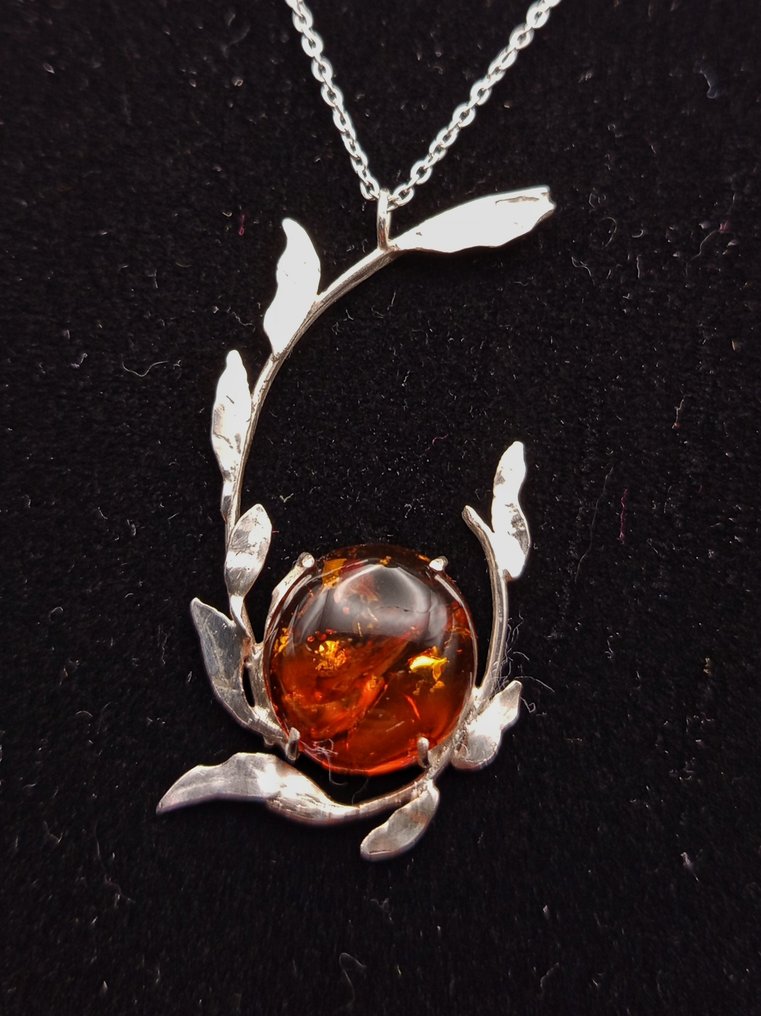 Jewelry 'Fragments of Spring' handcrafted in 925 silver with top-quality Baltic amber, one piece. - Height: 50 mm - Width: 27 mm- 6.5 g - (1) #2.1