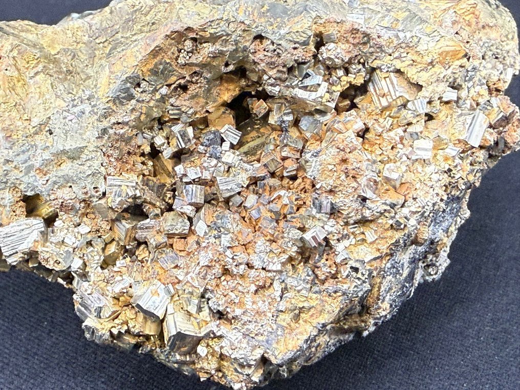 Pyritkrystaller på litt iriserende Chalcopyrit-matrise. Prøve - Høyde: 12 cm - Bredde: 11 cm- 1001 g #1.0