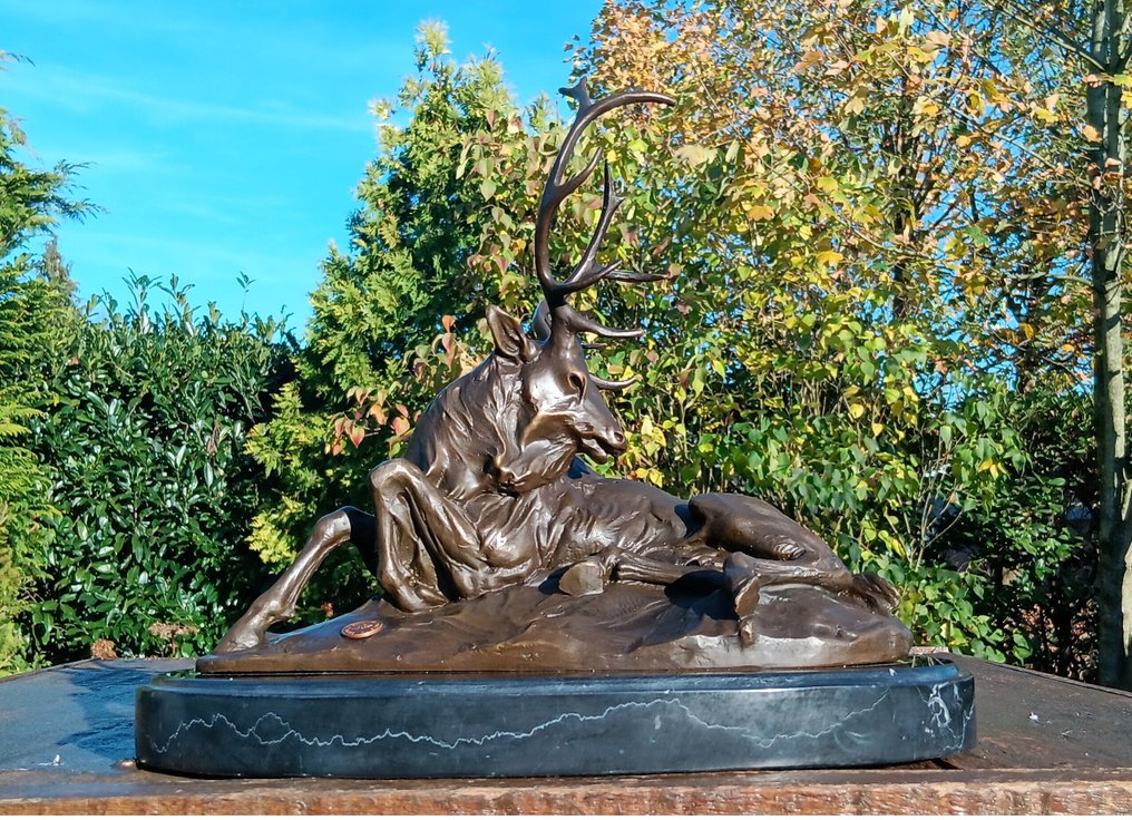 Skulptur, liggend hert met een statig gewei. - 24 cm - bronse marmor #2.1