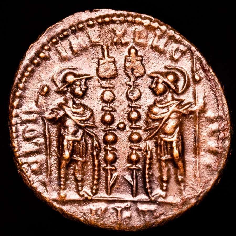 Római Birodalom. II. Constantius (AD 337-361). Follis Minted in Rome, 330 A.D. GLORIA EXERCITVS / RFT Two soldiers standing facing. (Nincs minimálár) #1.0