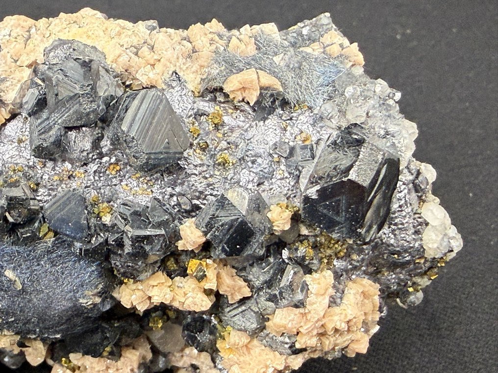 Lenyűgöző rhodochrosite, boulangerite, szphalérit, galéna, chalcopyrite és fluoreszcens kalkit! Mintadarab - Magasság: 12 cm - Szélesség: 6 cm- 684 g #3.2