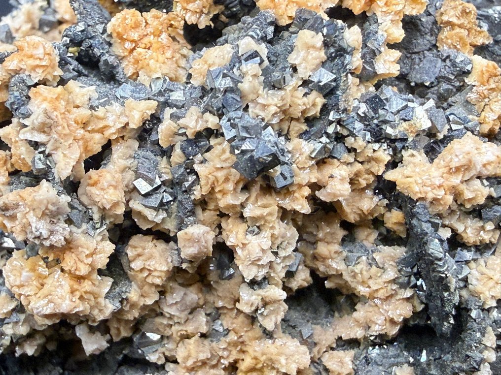 Rhodochrosite, Arsenopyrite and fluorescent Calcite on Sphalerite pseudomorph after Pyrrhotite Specimen - Height: 9.5 cm - Width: 8.5 cm- 270 g #4.3