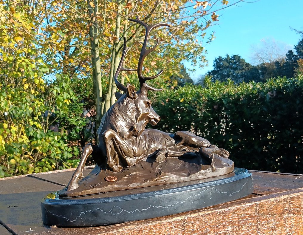 Skulptur, liggend hert met een statig gewei. - 24 cm - bronse marmor #1.0