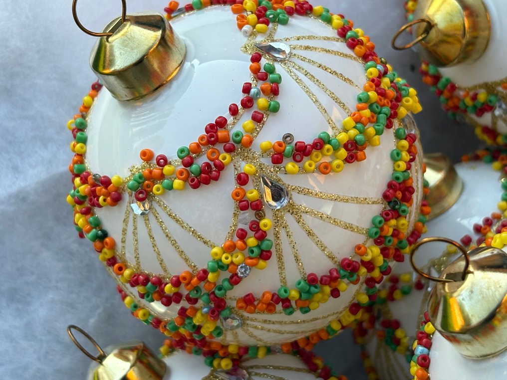 Esse Italia: witte glazen kerstbal mt  guirlandes van gekleurde kraaltjes - Adornos navideños (12) - Vidrio #2.1