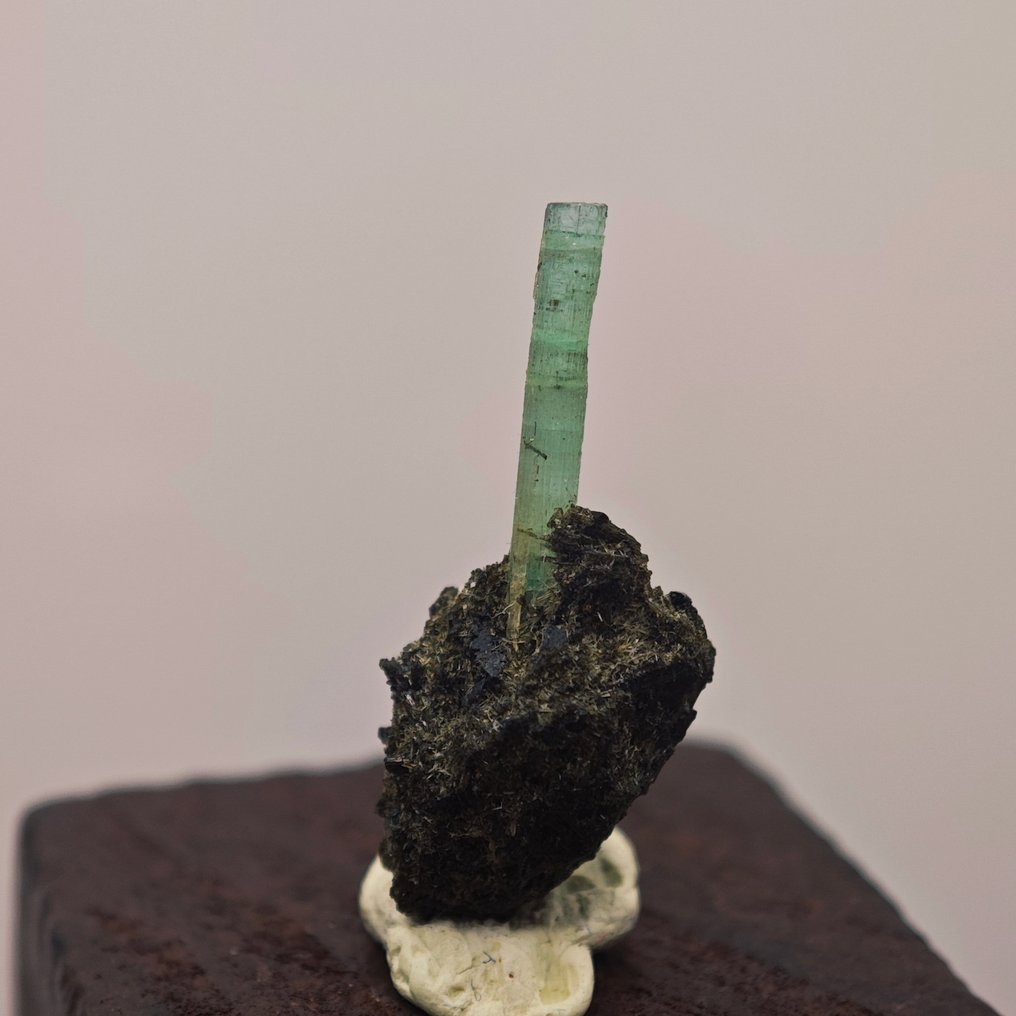 4,75 καρατίων TOP μακράς διάρκειας σμαράγδι. Κρύσταλλος πάνω σε Matrix!! - Ύψος: 24.8 mm - Πλάτος: 10.4 mm- 0.95 g #2.1