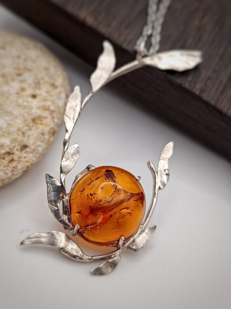Jewelry 'Fragments of Spring' handcrafted in 925 silver with top-quality Baltic amber, one piece. - Height: 50 mm - Width: 27 mm- 6.5 g - (1) #1.0