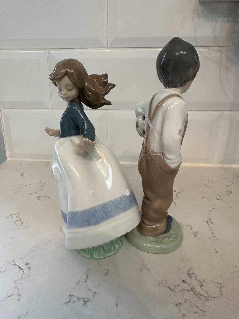 Nao by Lladró - Figure - Boy with football, girl with basket (2) - Porcelaine à la cendre d'os #3.2