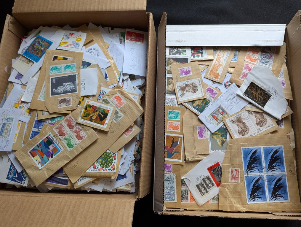 Γαλλία - Χιλιάδες μοντέρνα γραμματόσημα. - sur fragments dans 2 grandes boites #1.0