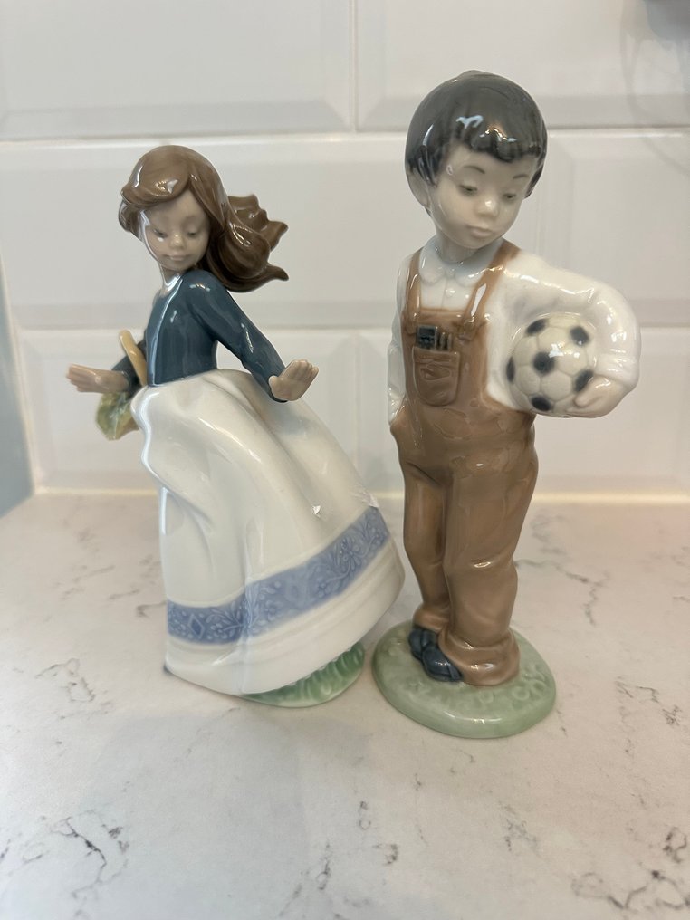 Nao by Lladró - Figure - Boy with football, girl with basket (2) - Porcelaine à la cendre d'os #1.0