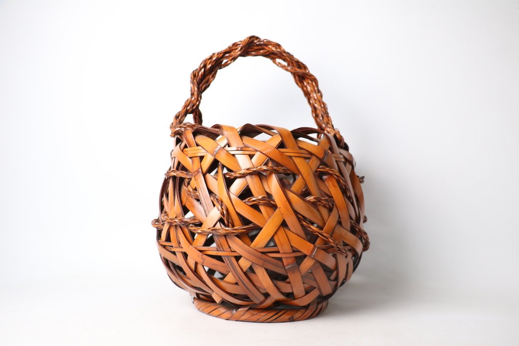 Εκλεπτυμένη ιαπωνική καλάθι λουλουδιών από μπαμπού με δυναμικό μοτίβο πλεξίματος - Μπαμπού - 毛利正則 Mōri Masanori (1926–1972) - Ιαπωνία - 1900-2000 #1.0