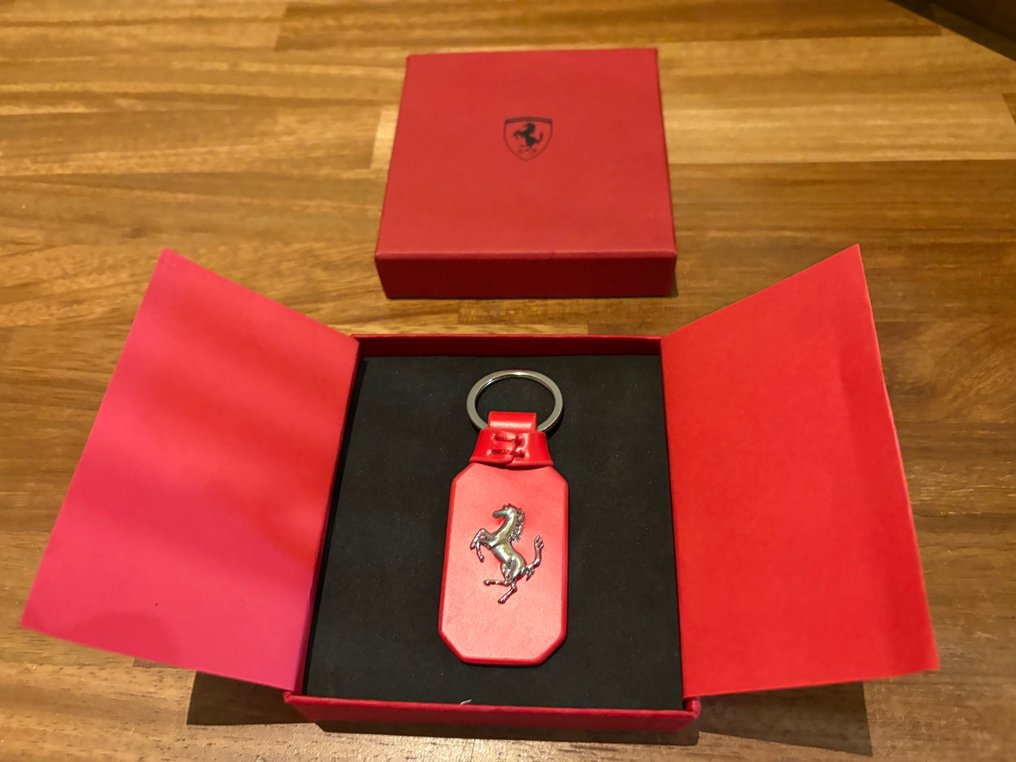 Ferrari Scuderia keychain in red leather - Ferrari - 2024 #1.0