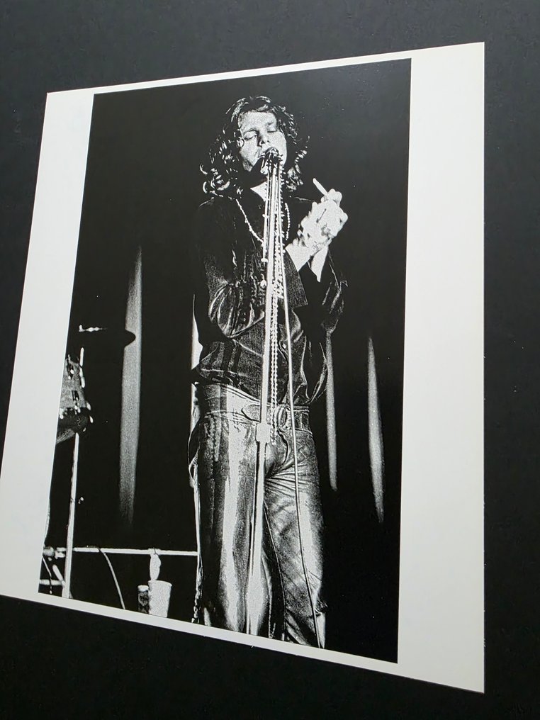 Crédits Photo : Collection Rue des Archives. Paris. - Jim Morrison sur scène #4.3