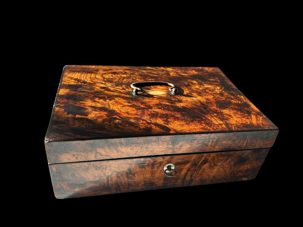 Kalteva kirjoitusalusta (2) - Puu, helmi - Kirjoituspöytä ja laatikko 1800-luvulta. #2.1