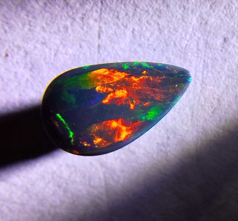 黑色与彩虹蛋白石 3.01克拉。 弧面形- 0.6 g - (1) #1.0