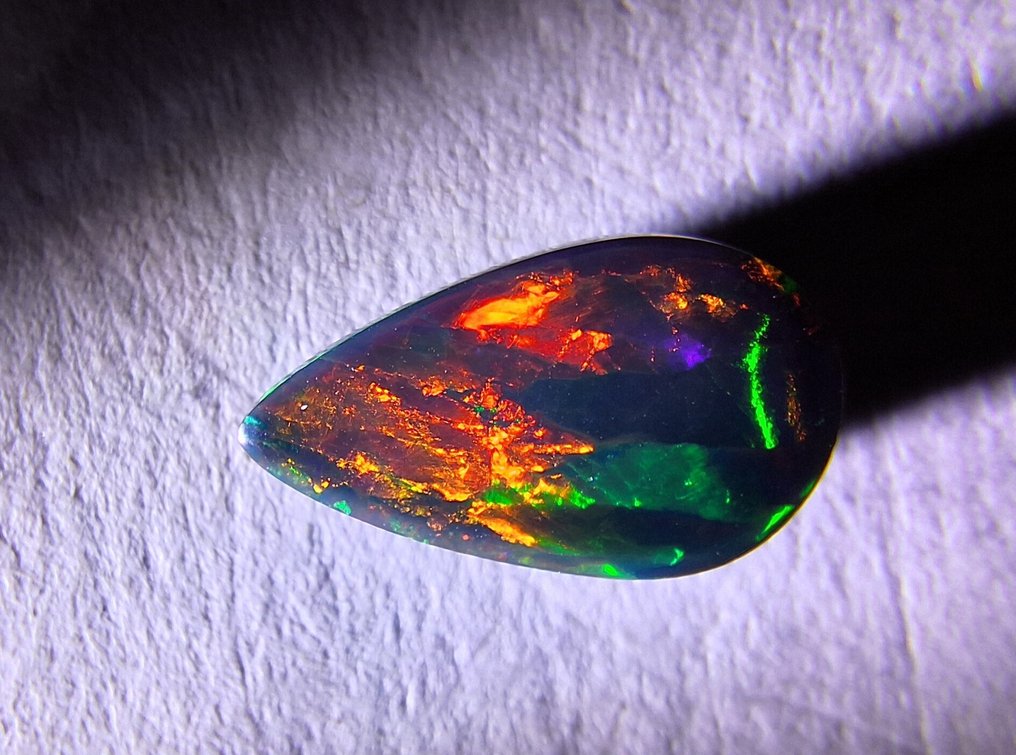 黑色与彩虹蛋白石 3.01克拉。 弧面形- 0.6 g - (1) #1.0