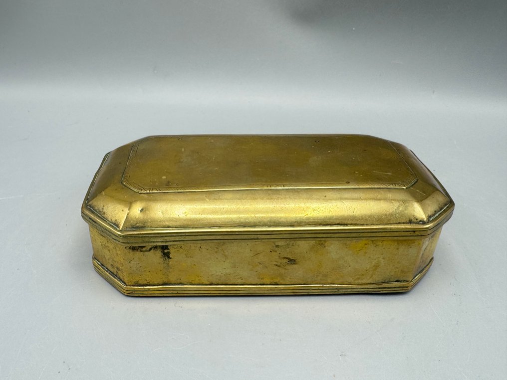Antieke messing tabaksdoos - achthoekig model met gegraveerde rand - Tobacco box - Brass - brass tobacco box #1.0