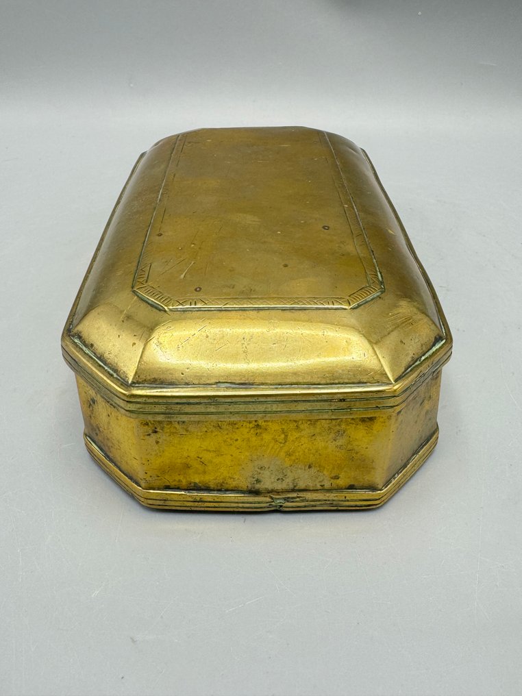 Antieke messing tabaksdoos - achthoekig model met gegraveerde rand - Tobacco box - Brass - brass tobacco box #4.3
