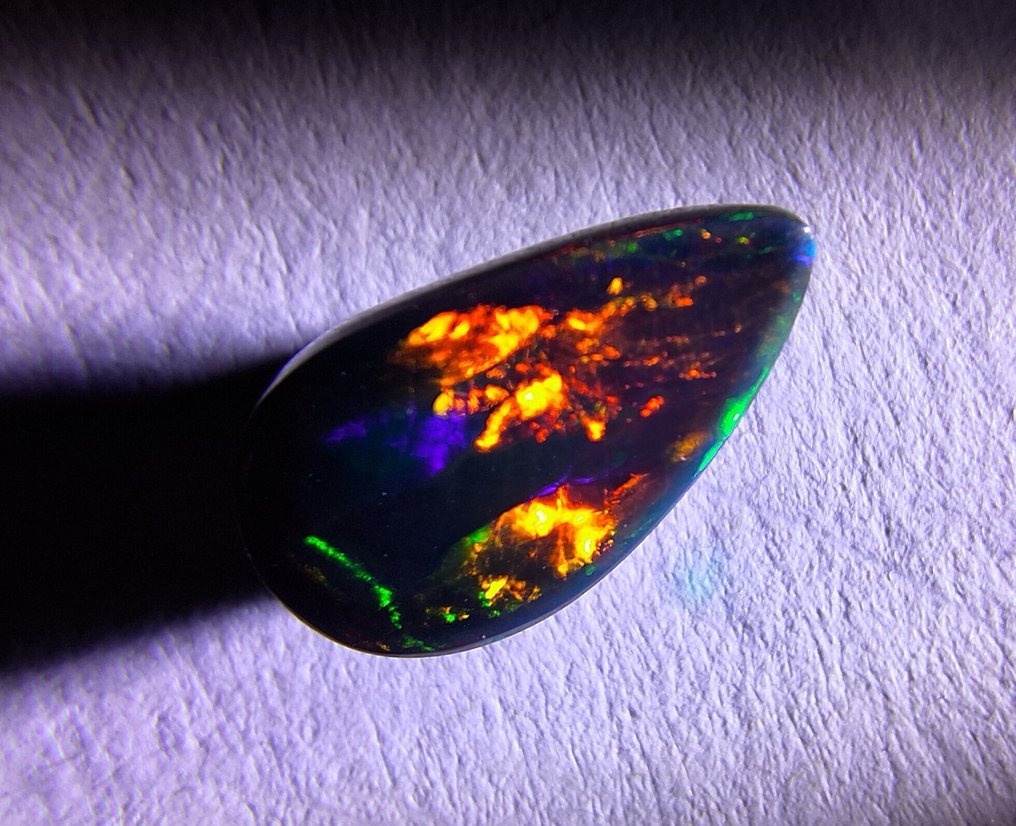 黑色与彩虹蛋白石 3.01克拉。 弧面形- 0.6 g - (1) #3.2