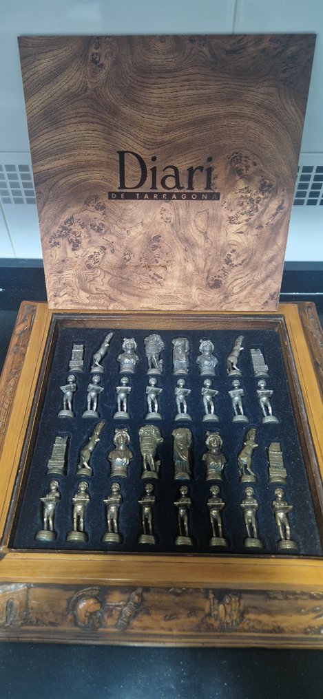 Sakk-készlet - Ajedrez de Lujo: "El Imperio Romano en Tarraco" - Bronz/ötvözet, fa és forgácslap #2.1