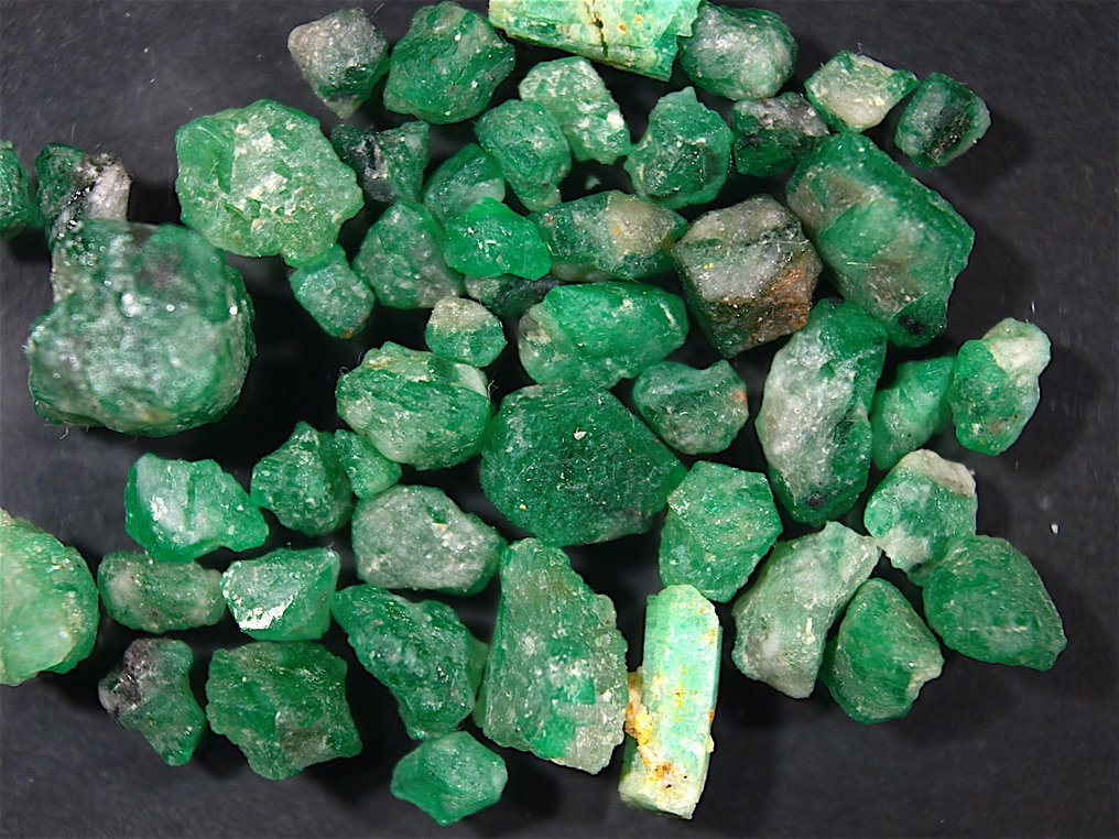27.60 Ct. Natural Emerald from Panjshir Rough- 5.52 g #1.0