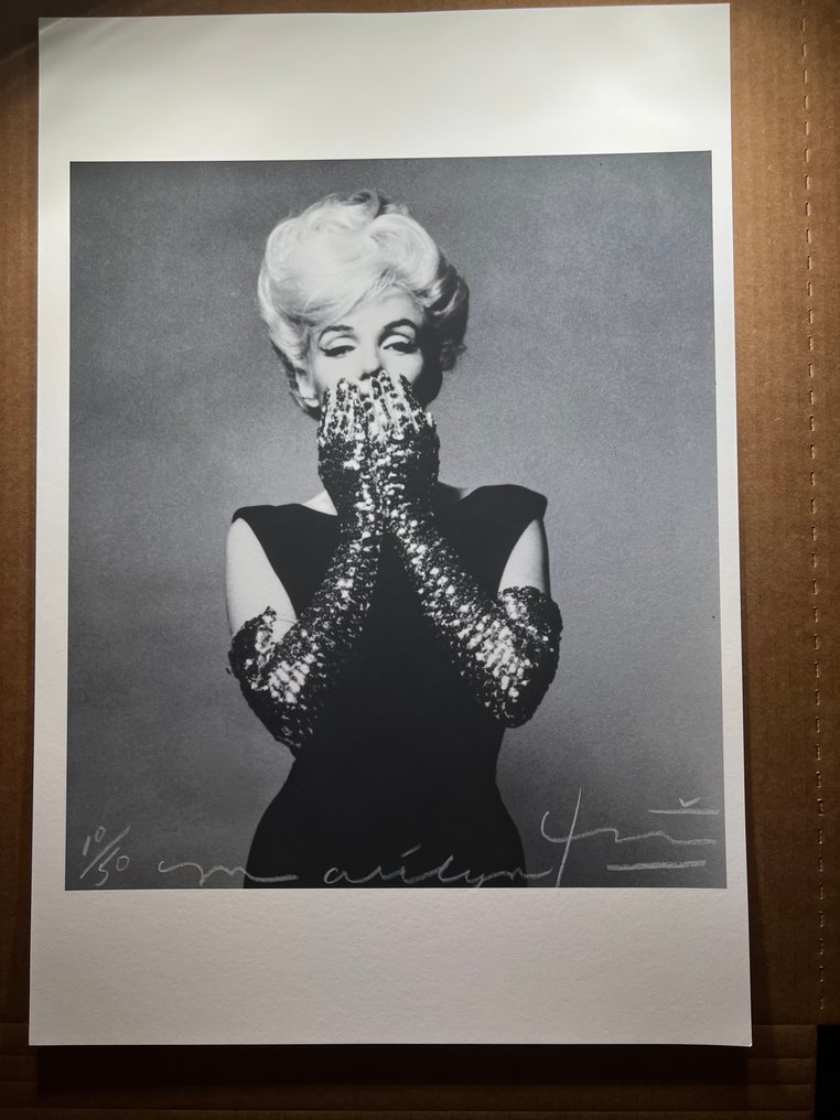 Bert Stern (1929–2013) - Famous Marilyn Monroe in Sequin Gloves #1.0