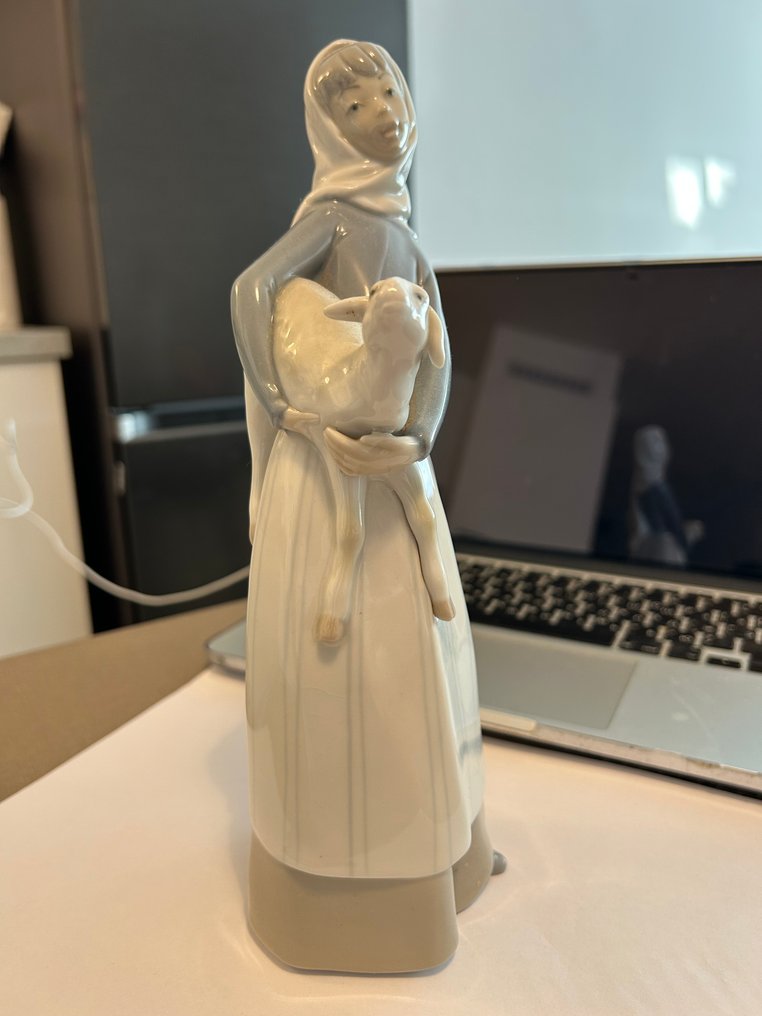 Lladró - Statue, Girl with Lanb - 27 cm - Porcelain #1.0